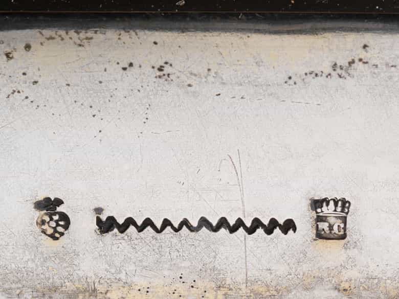 Detailabbildung: Große, museale Prunk-Amphorenvase in Elfenbein mit Silbermontierungen