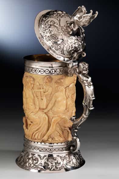 Detailabbildung: Elfenbeinhumpen mit Silbermon tierung und Silberdeckel mit Renaissance-Figurenrelief antiker Thematik