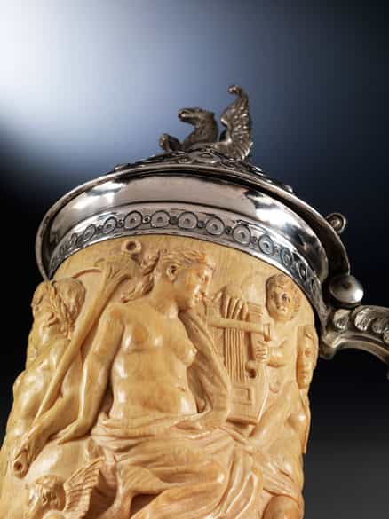 Detailabbildung: Elfenbeinhumpen mit Silbermon tierung und Silberdeckel mit Renaissance-Figurenrelief antiker Thematik