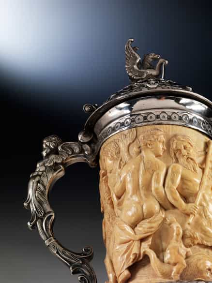 Detailabbildung: Elfenbeinhumpen mit Silbermon tierung und Silberdeckel mit Renaissance-Figurenrelief antiker Thematik