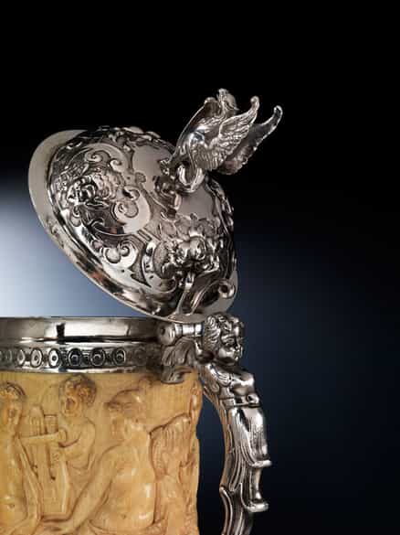 Detailabbildung: Elfenbeinhumpen mit Silbermon tierung und Silberdeckel mit Renaissance-Figurenrelief antiker Thematik