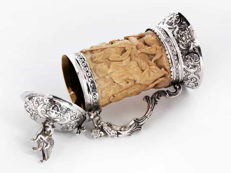 Detailabbildung: Elfenbeinhumpen mit Silbermon tierung und Silberdeckel mit Renaissance-Figurenrelief antiker Thematik