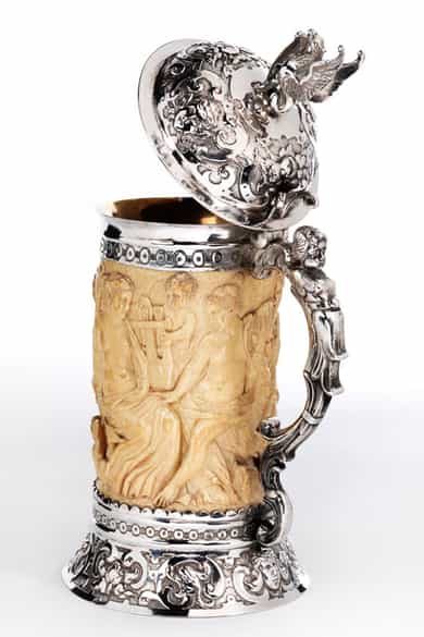 Detailabbildung: Elfenbeinhumpen mit Silbermon tierung und Silberdeckel mit Renaissance-Figurenrelief antiker Thematik