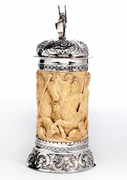 Detailabbildung: Elfenbeinhumpen mit Silbermon tierung und Silberdeckel mit Renaissance-Figurenrelief antiker Thematik
