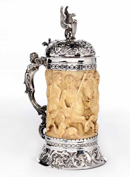 Detailabbildung: Elfenbeinhumpen mit Silbermon tierung und Silberdeckel mit Renaissance-Figurenrelief antiker Thematik