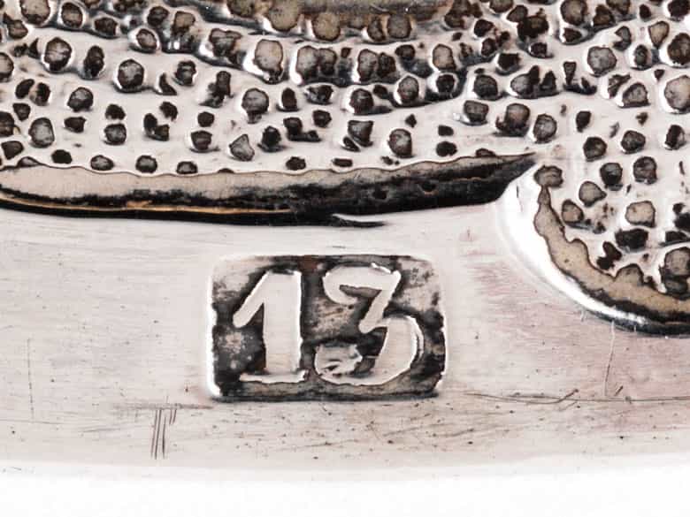 Detailabbildung: Elfenbeinhumpen mit Silbermon tierung und Silberdeckel mit Renaissance-Figurenrelief antiker Thematik