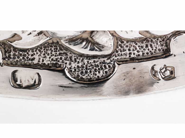 Detailabbildung: Elfenbeinhumpen mit Silbermon tierung und Silberdeckel mit Renaissance-Figurenrelief antiker Thematik