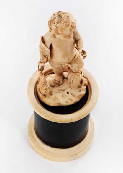 Detailabbildung: Putto als „Christus Triumphans 