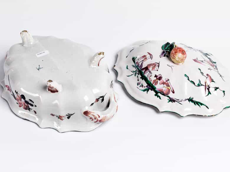 Detailabbildung: Französische Fayence-Deckelterrine