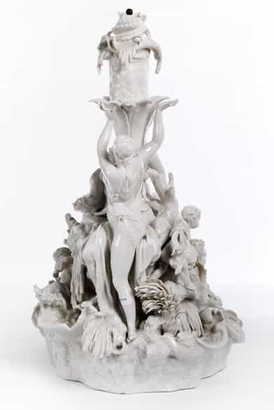 Detailabbildung: Große Porzellan-Figurengruppe, einen Tafelaufsatz bildend