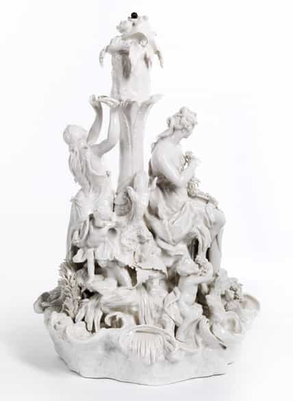 Detailabbildung: Große Porzellan-Figurengruppe, einen Tafelaufsatz bildend