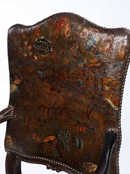 Detailabbildung: Seltener, barocker Armlehnsessel mit punziertem Lederbezug