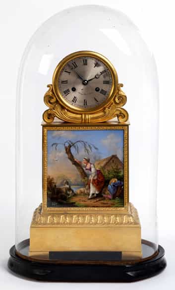 Detailabbildung: Kommodenuhr mit Glassturz