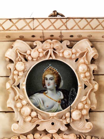 Detailabbildung: Miniaturportrait der Maria de Medici über einem größeren Miniaturgemälde aus dem sog. Medici-Zyklus (1621 - 1625)