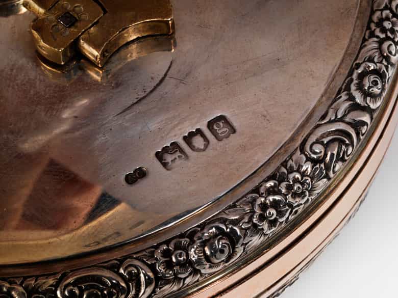 Detailabbildung: Silberne und rotgoldene Schreibtischuhr