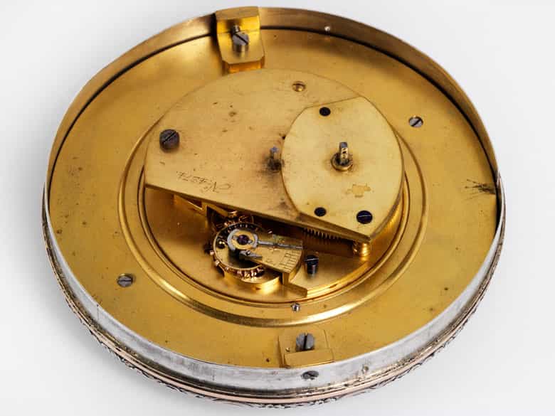 Detailabbildung: Silberne und rotgoldene Schreibtischuhr