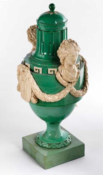 Detailabbildung: Elegante Louis XVI-Ziervase