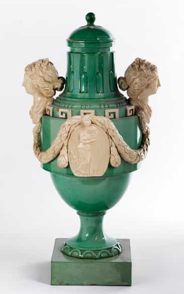 Detailabbildung: Elegante Louis XVI-Ziervase