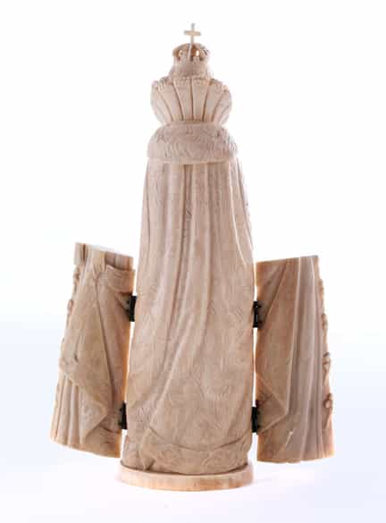 Detailabbildung: Große Elfenbein-Schnitzfigur