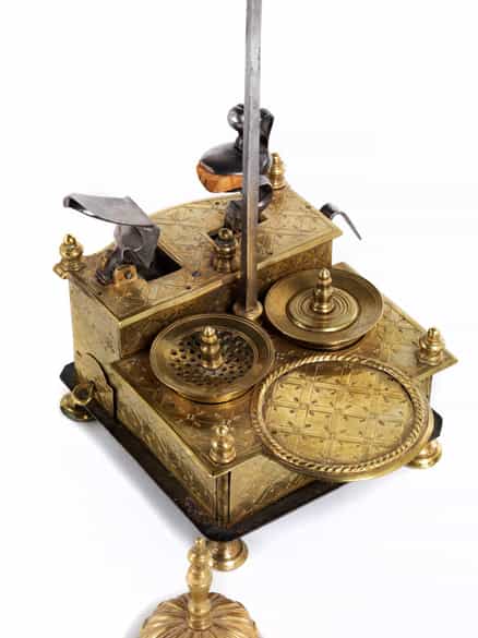 Detailabbildung: Tintenzeug in Messing mit Kerzen