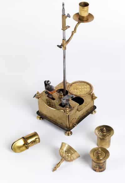 Detailabbildung: Tintenzeug in Messing mit Kerzen