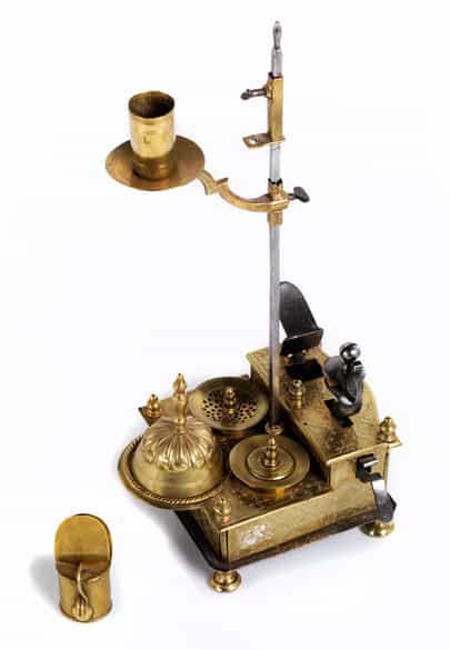 Detailabbildung: Tintenzeug in Messing mit Kerzen