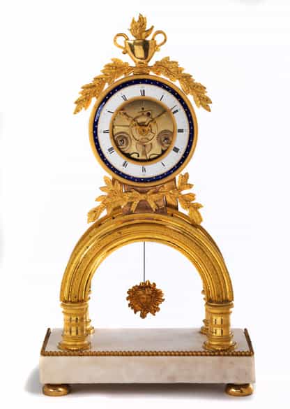 Detailabbildung: Elegante Directoire-Kaminuhr mit Glassturz