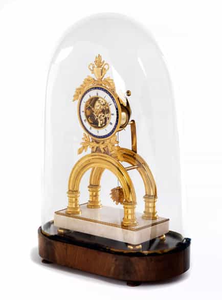 Detailabbildung: Elegante Directoire-Kaminuhr mit Glassturz