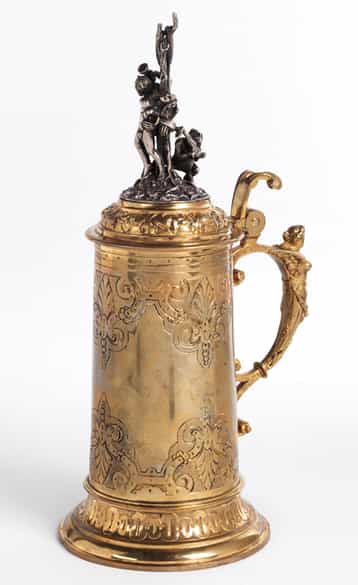 Detailabbildung: Historistischer Deckelhumpen in Messingbronze, vergoldet und versilbert