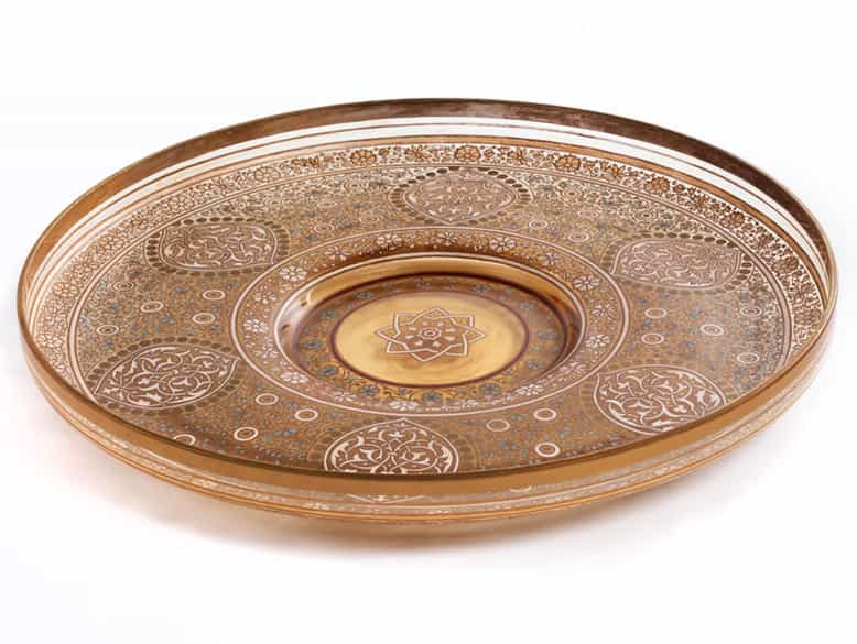 Detailabbildung: Seltener, großer Teller der Manufaktur Lobmeyer aus der „Arabischen Serie“