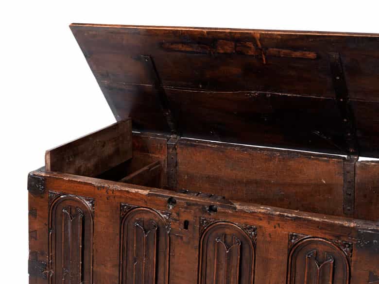 Detailabbildung: Äußerst seltene gotische Truhe
