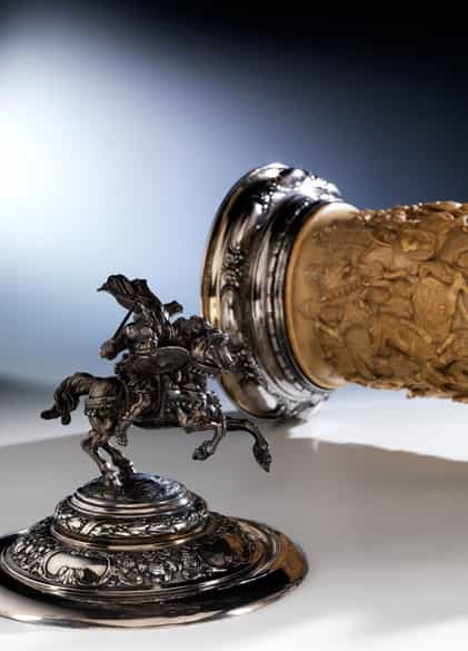 Detailabbildung: Monumentaler Deckelpokal mit Elfenbeinwandung