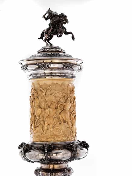 Detailabbildung: Monumentaler Deckelpokal mit Elfenbeinwandung