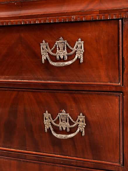 Detailabbildung: Eleganter, klassizistischer Aufsatzschrank