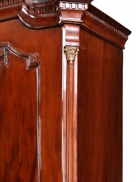 Detailabbildung: Eleganter, klassizistischer Aufsatzschrank