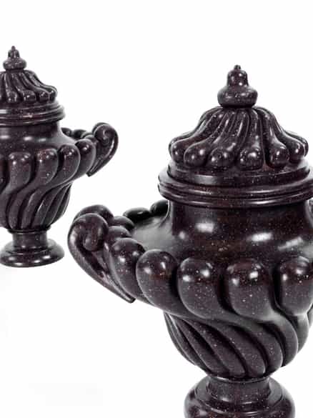 Detailabbildung: Paar seltene Rokoko-Vasen in Porphyr