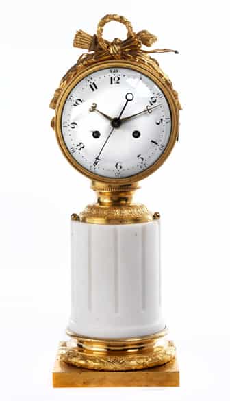 Detailabbildung: Kaminuhr in Carrara-Marmor und vergoldeter Bronze des Frühklassizismus