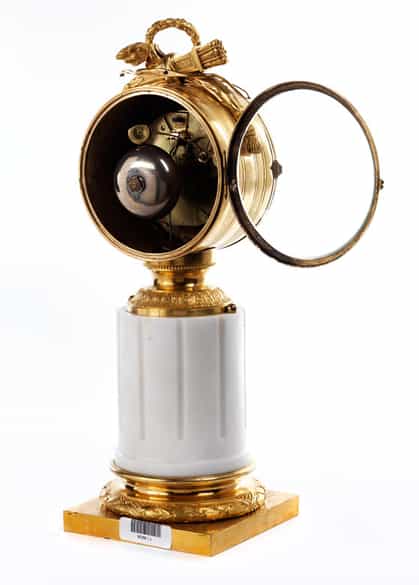 Detailabbildung: Kaminuhr in Carrara-Marmor und vergoldeter Bronze des Frühklassizismus