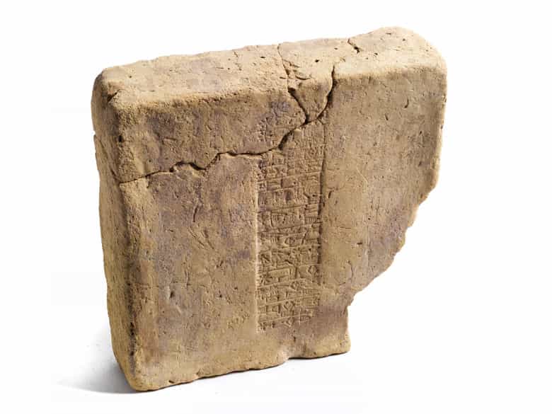 Detailabbildung: Mesopotamischer Tonziegel mit Keilschrifttext