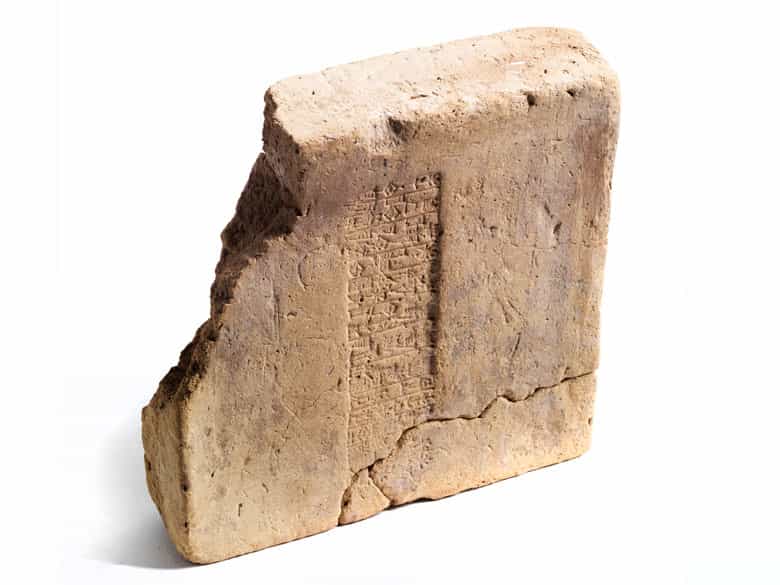 Detailabbildung: Mesopotamischer Tonziegel mit Keilschrifttext