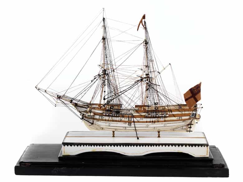 Detailabbildung: Modellschiff in Elfenbein