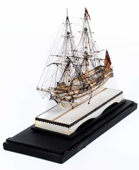 Detailabbildung: Modellschiff in Elfenbein