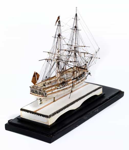 Detailabbildung: Modellschiff in Elfenbein