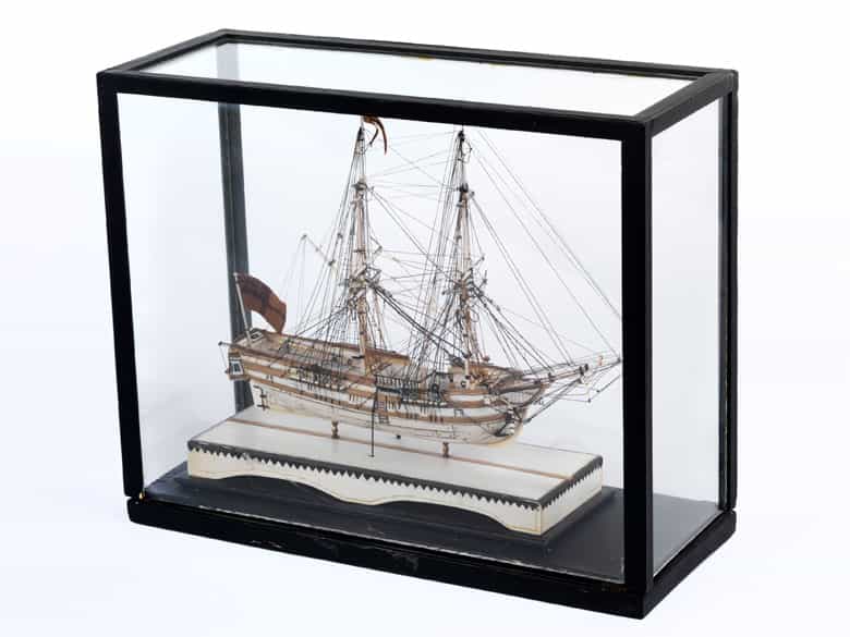 Detailabbildung: Modellschiff in Elfenbein