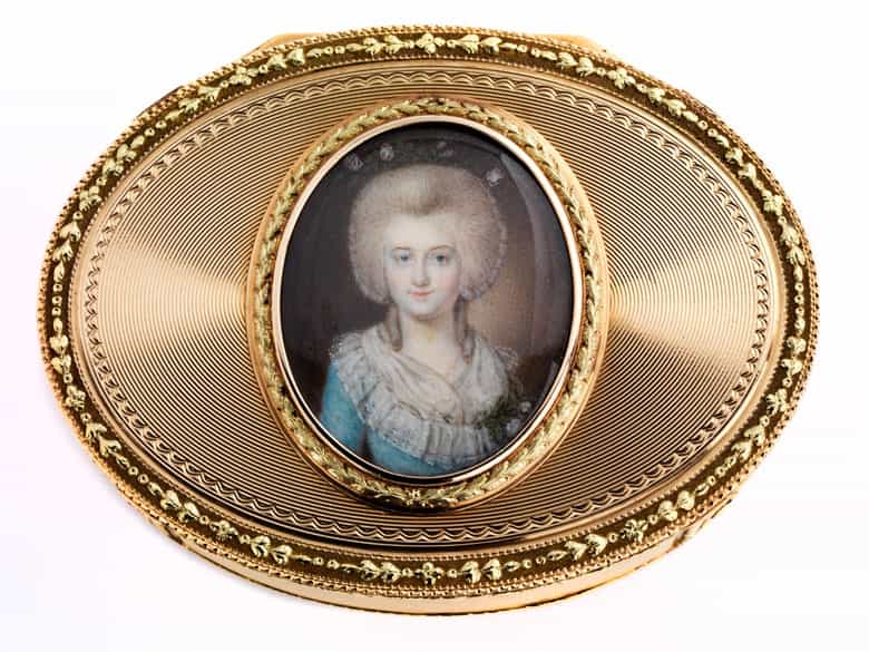 Detailabbildung: Ovale Golddose mit Miniaturportrait einer jungen Dame