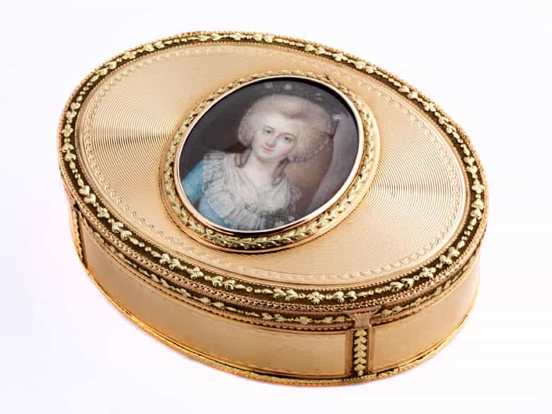 Detailabbildung: Ovale Golddose mit Miniaturportrait einer jungen Dame