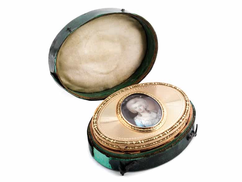 Detailabbildung: Ovale Golddose mit Miniaturportrait einer jungen Dame