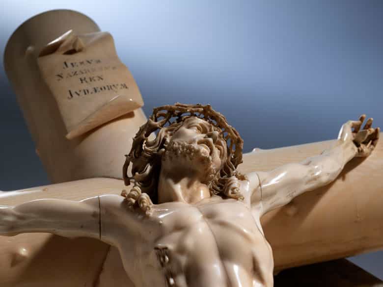 Detailabbildung: Bedeutende, große Kreuzgruppe mit Assistenzfiguren in Elfenbein