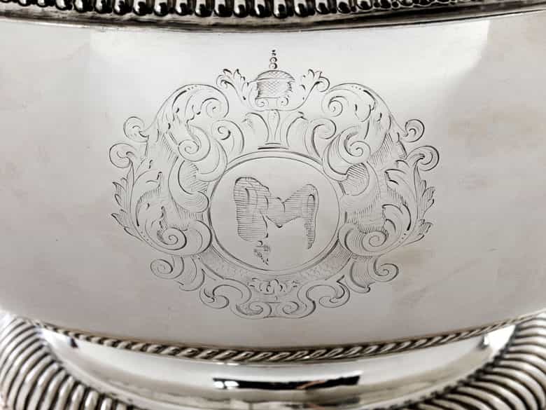 Detailabbildung: Gläserkühler mit Wappendarstellung