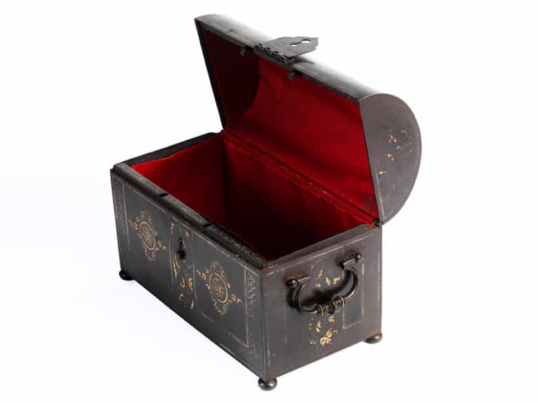 Detailabbildung: † Goldbemalte Eisenschatulle